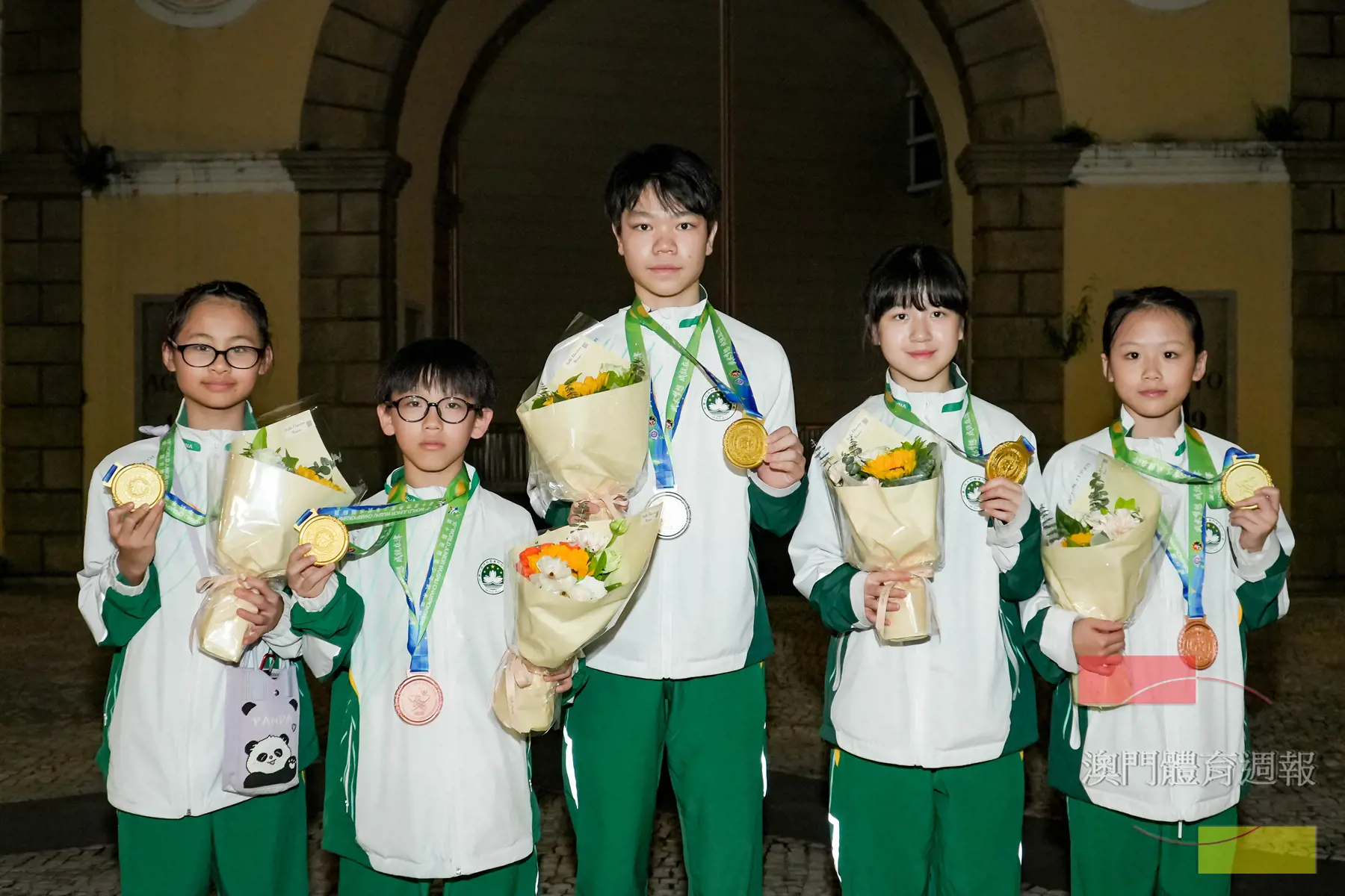 （左起）黃詠茵、鄭冠鵬 、李宗羲、梁宸曦及蔡濠瀠摘金.jpg